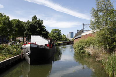 914277 Gezicht op de Kruisvaart langs de Vondellaan te Utrecht, met het schip De Oude Buis van de Utrechtse ...
